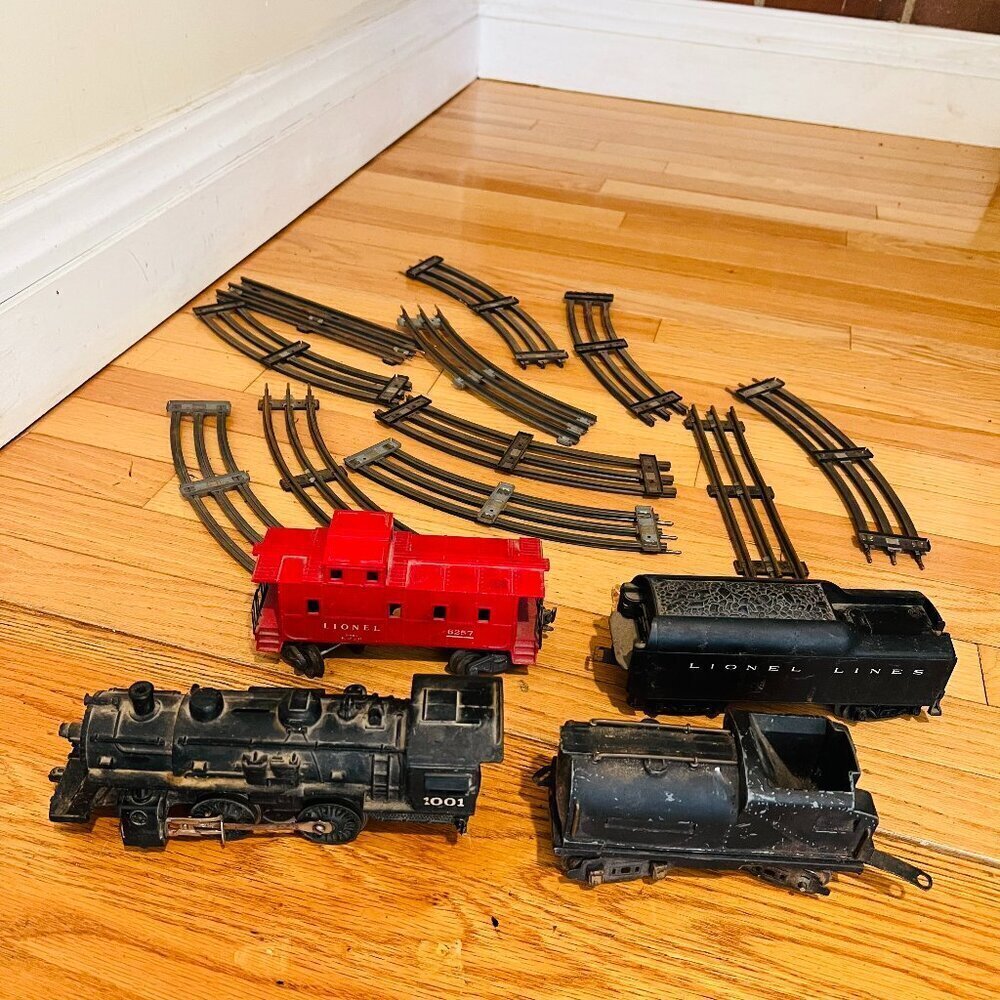 Lionel Vintage Steam Locomotive & Cars + tracks Misc Parts AS-IS Condition